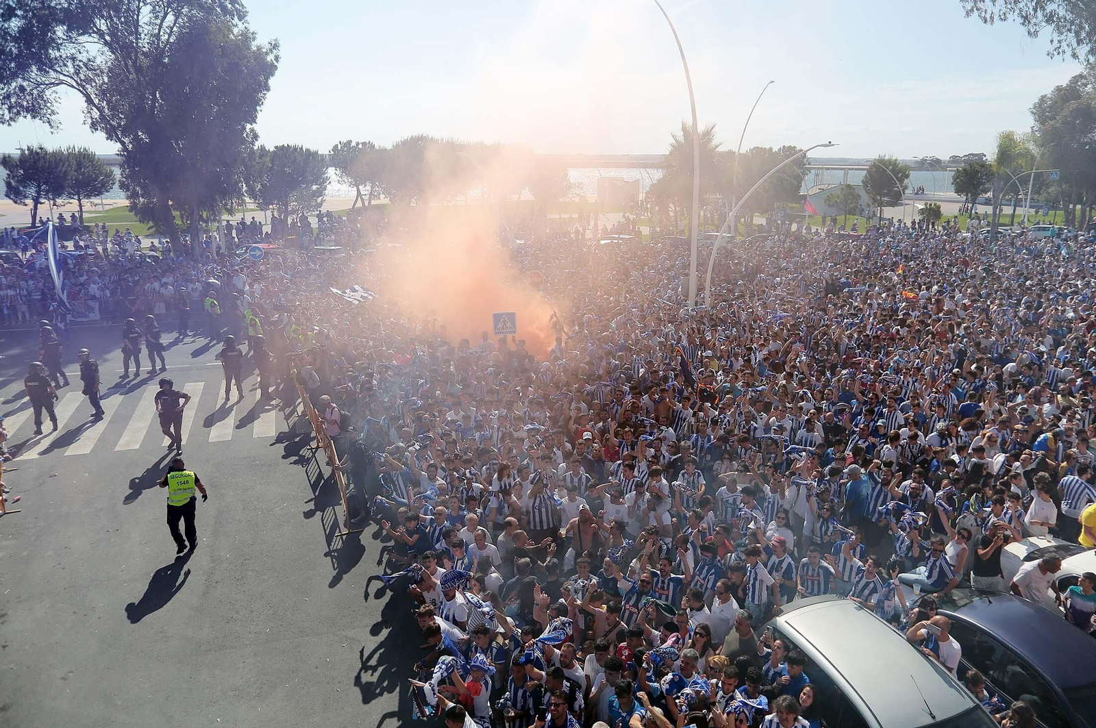 Imágenes del gran ambiente en el Nuevo Colombino en el ascenso del Recre