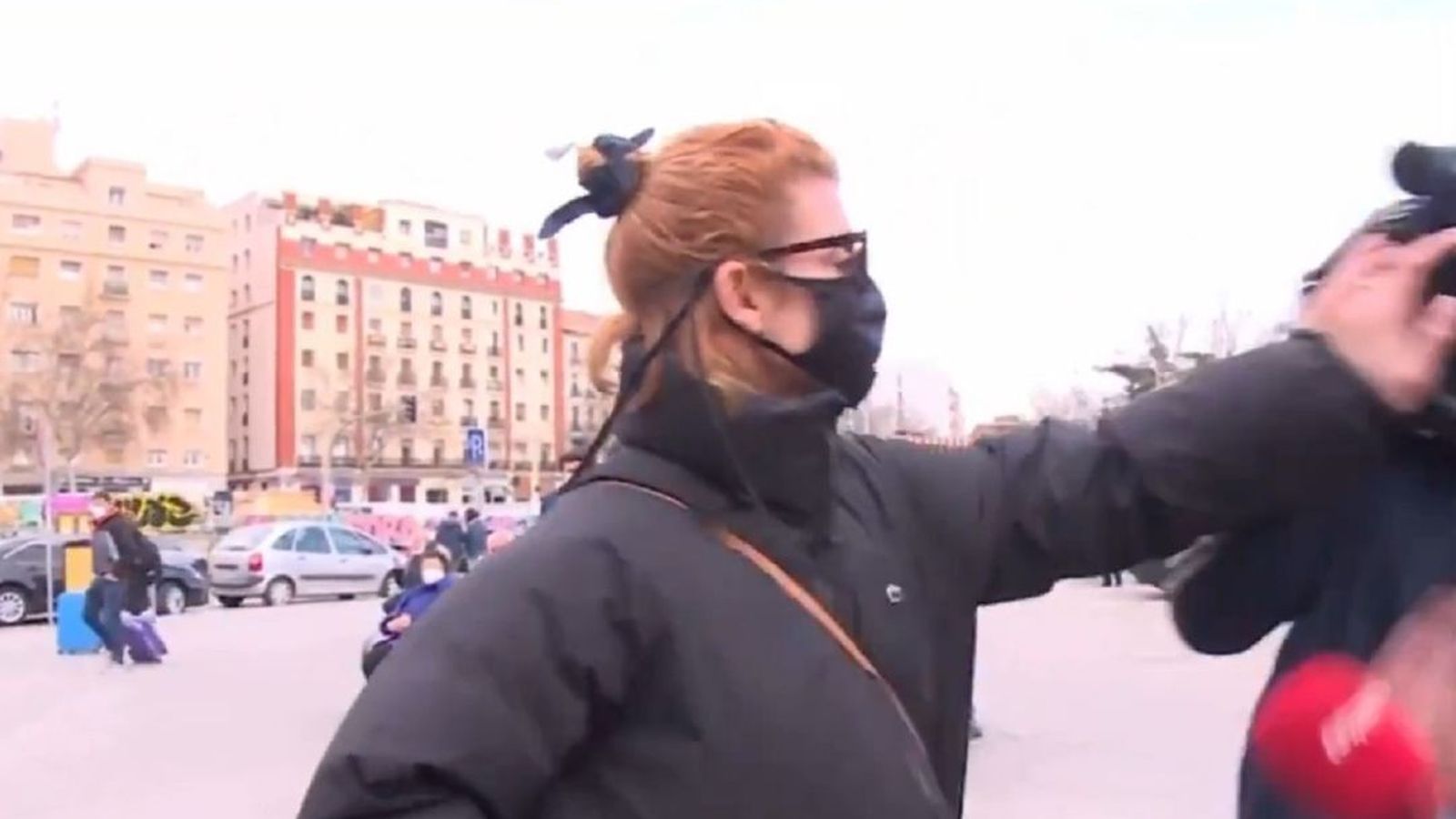 Najwa, agarrando una de las cámaras con violencia.