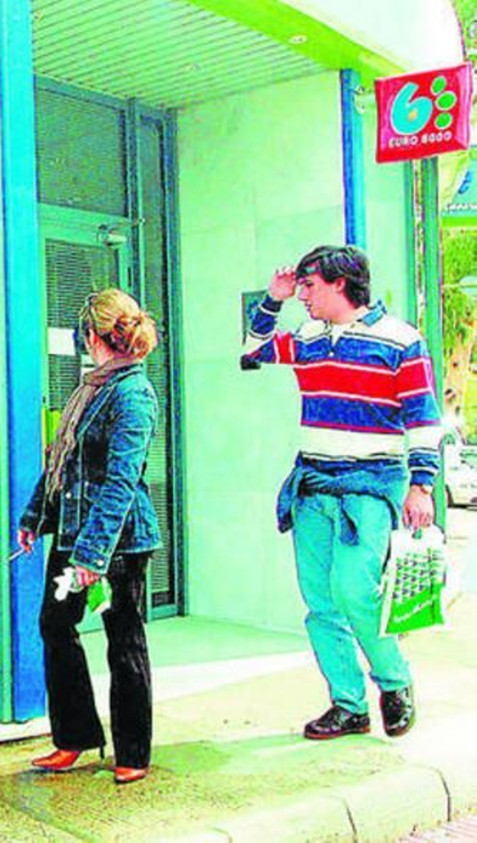 Retrospectiva de dos clientes ante una sucursal de Caja Duero.