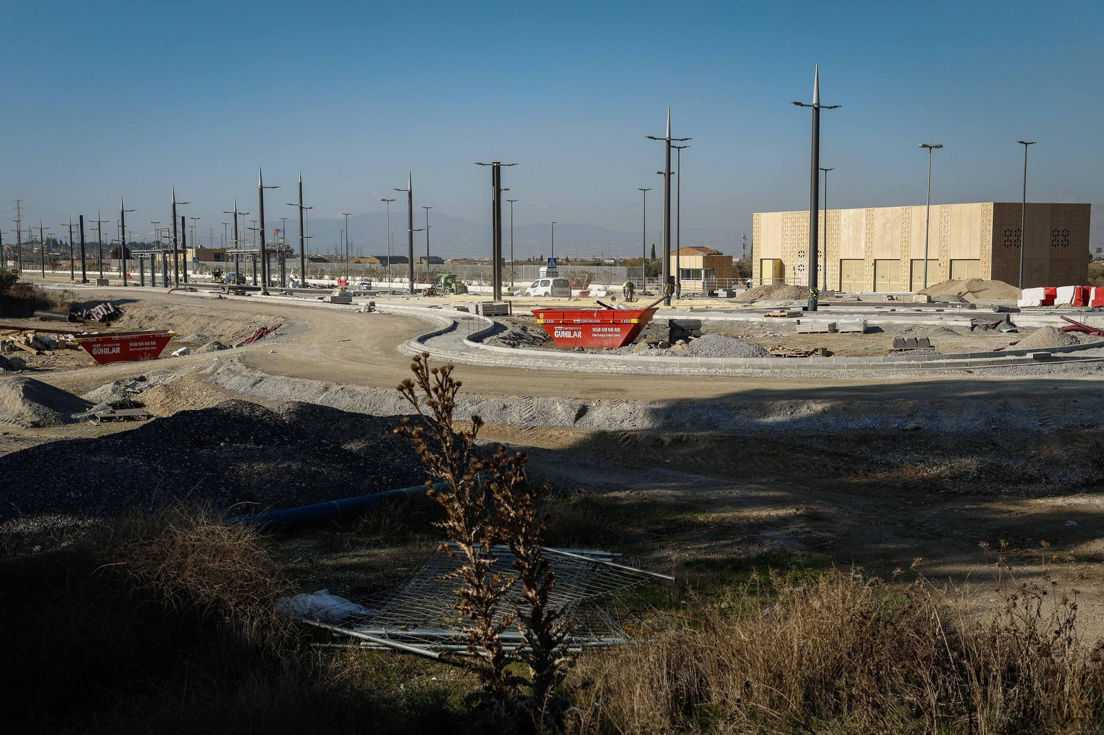 Vista del vial, la parada de Los Chopos y la subestación eléctrica de Las Gabias
