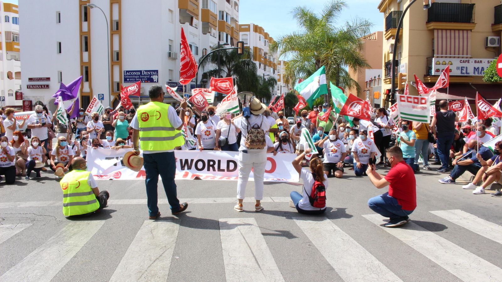 Vista de la marcha para pedir la apertura del parque de atracciones.