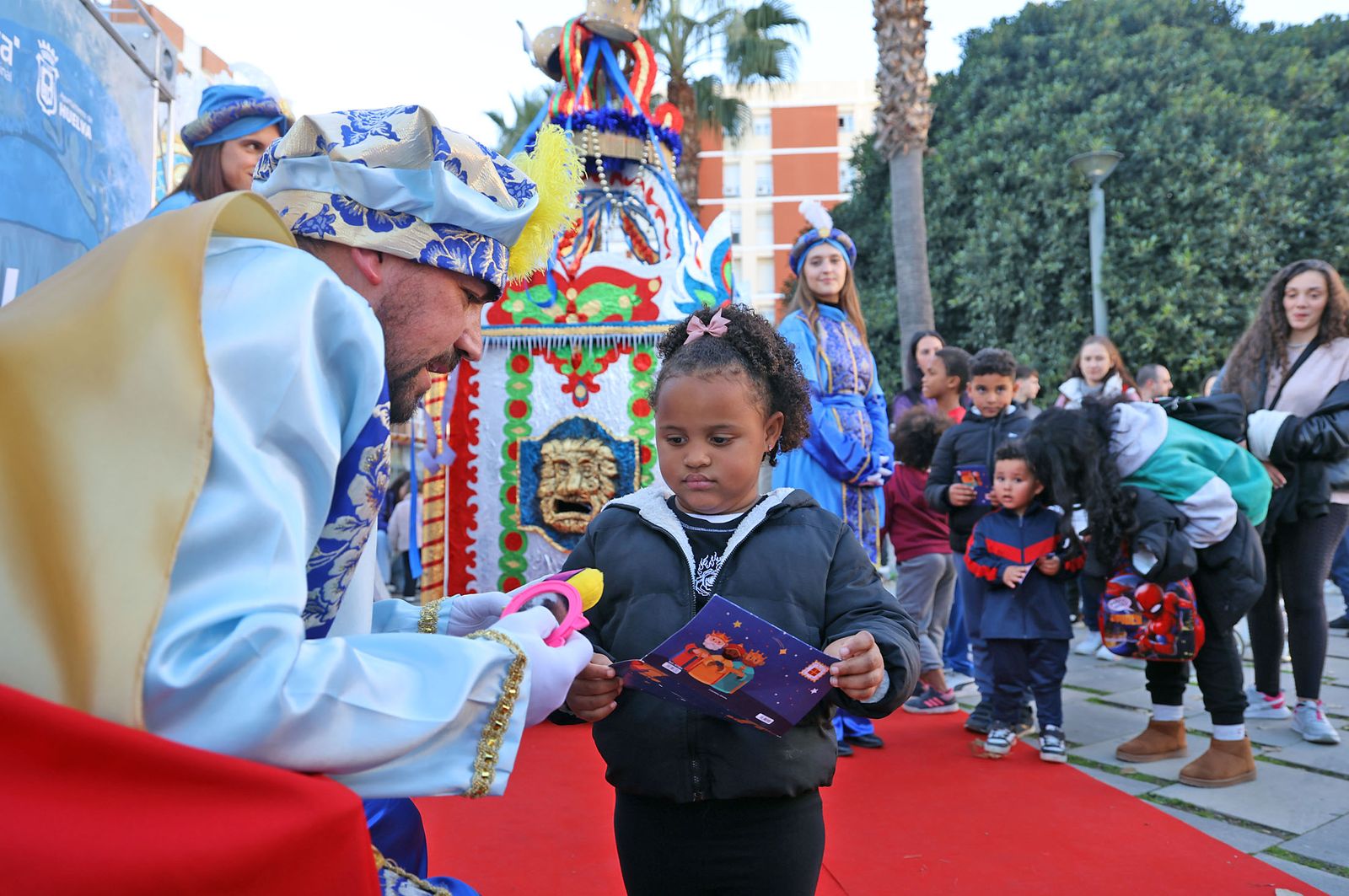 Imágenes del paje Real de SSMM los Reyes Magos recogiendo las cartas de los niños y niñas de Huelva en la plaza Houston