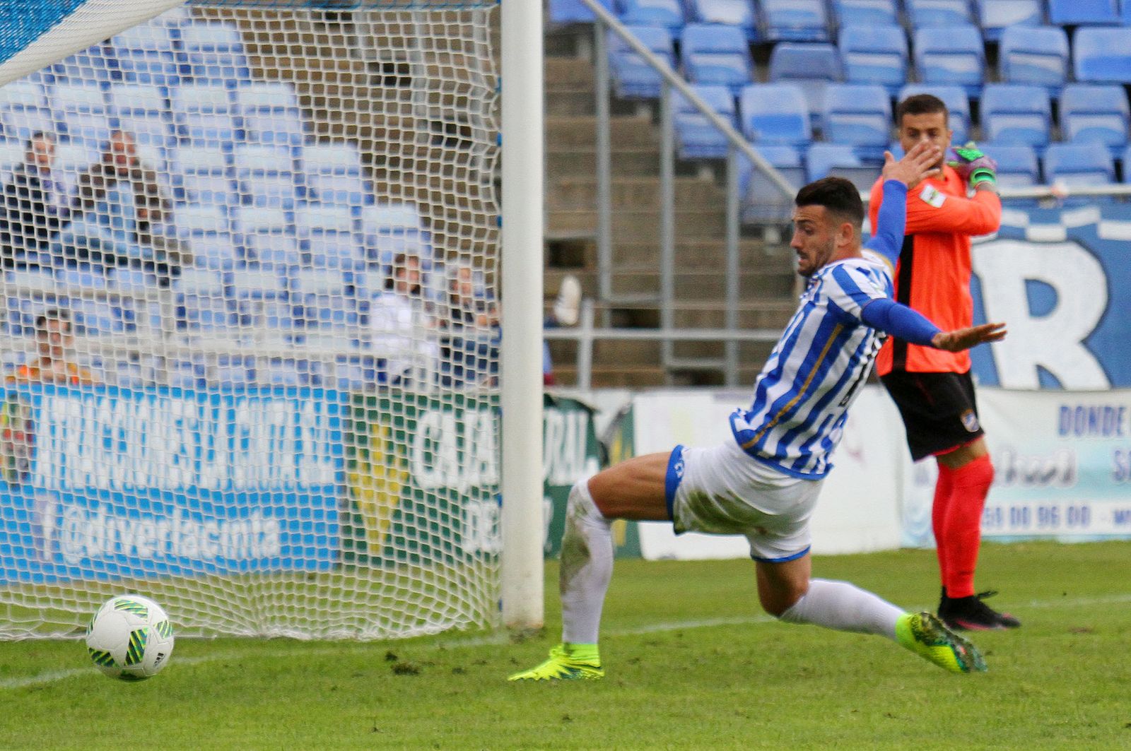 Rubén Mesa no llega por centímetros a un balón en el encuentro contra La Roda de hace varias semanas en el Nuevo Colombino.