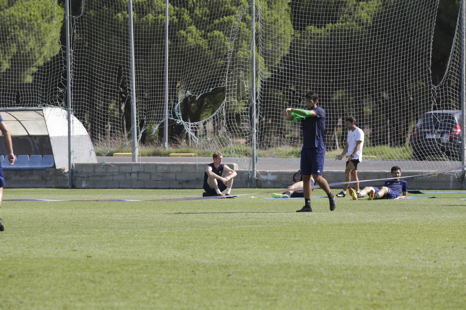 Álex, sentado y pensativo durante una sesión preparatoria en la Ciudad Deportiva de El Rosal.