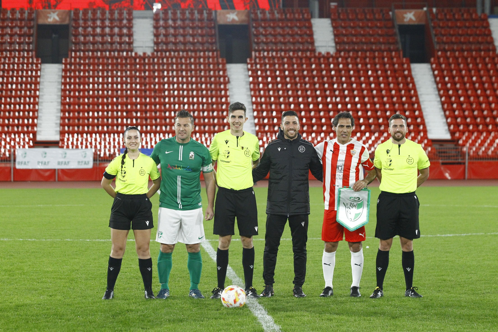 Imágenes del partido homenaje al 'eterno' capitán de la U.D. Almería, José Ortiz