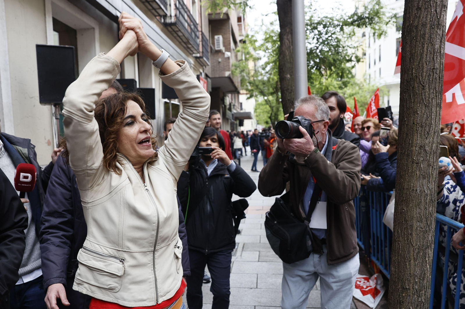 Concentración en Ferraz en apoyo a Sánchez