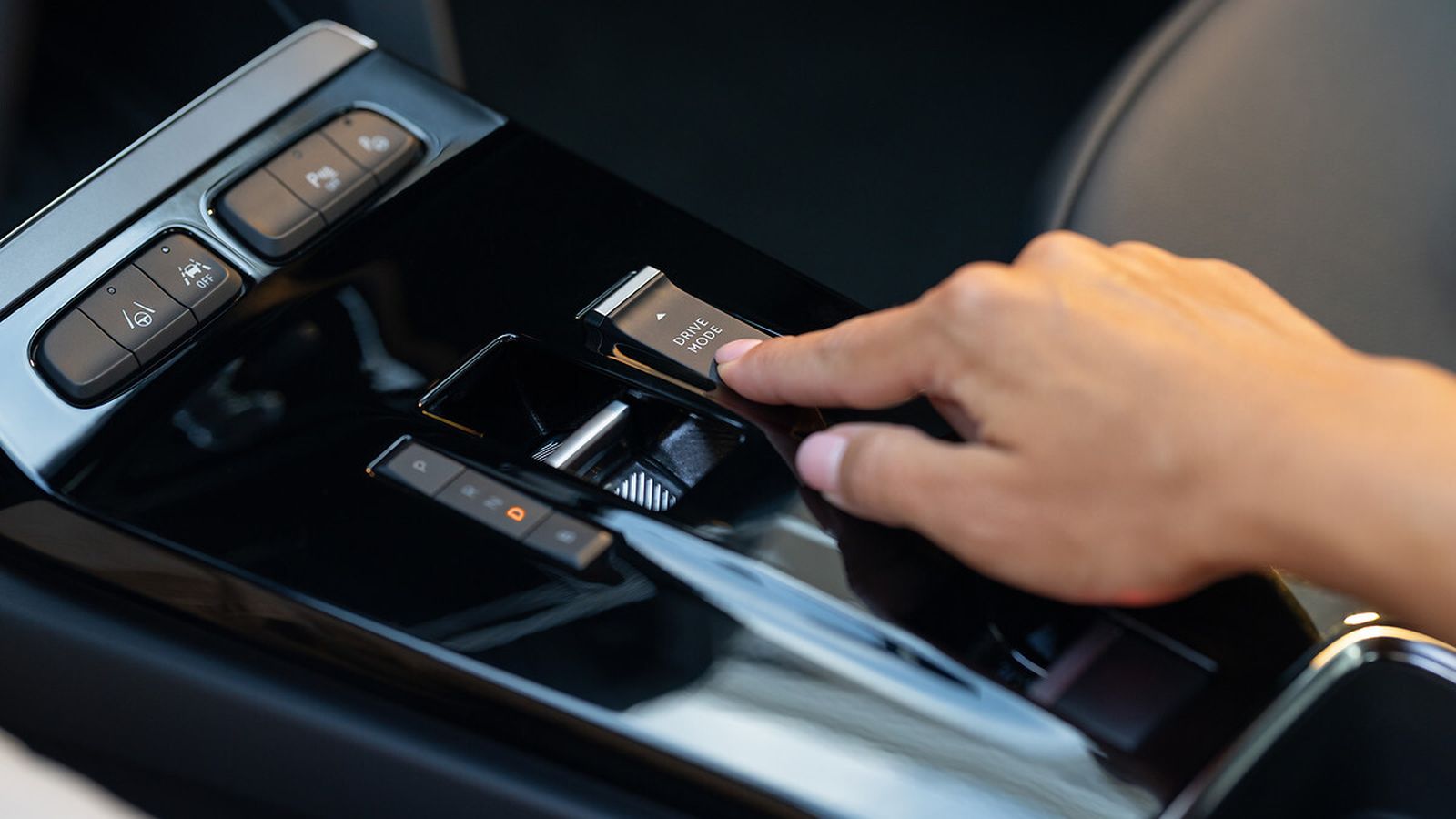 En la consola central se encuentra la tecla con la que se puede elegir los modos de conducción, pero también la palanca con la que se selecciona la marcha atrás, neutra o marcha hacia adelante. Para bloquear el coche o seleccionar el modo en el que cuando no se acelera hay más retención hay que pulsar las teclas correspondientes.