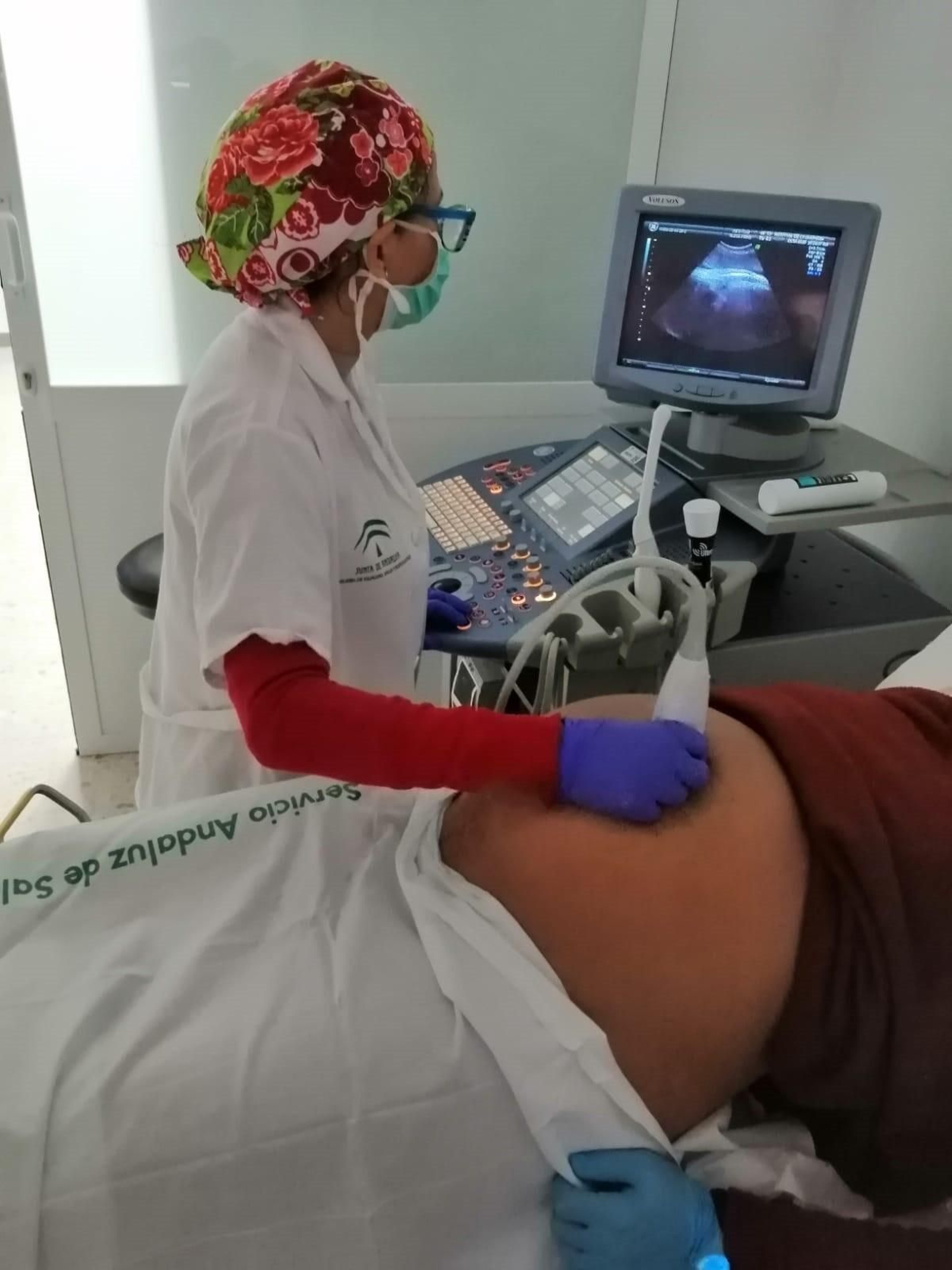 Imagen de archivo de un sanitario practicando una ecografía.