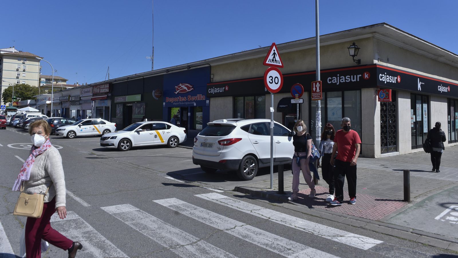 El  nuevo centro comercial de Alcosa y al fondo los característicos edificios del barrio.
