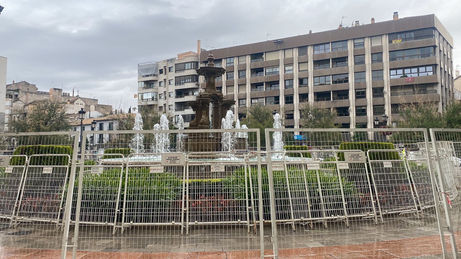 Imagen de este sábado de la Fuente de las Batallas ya vallada