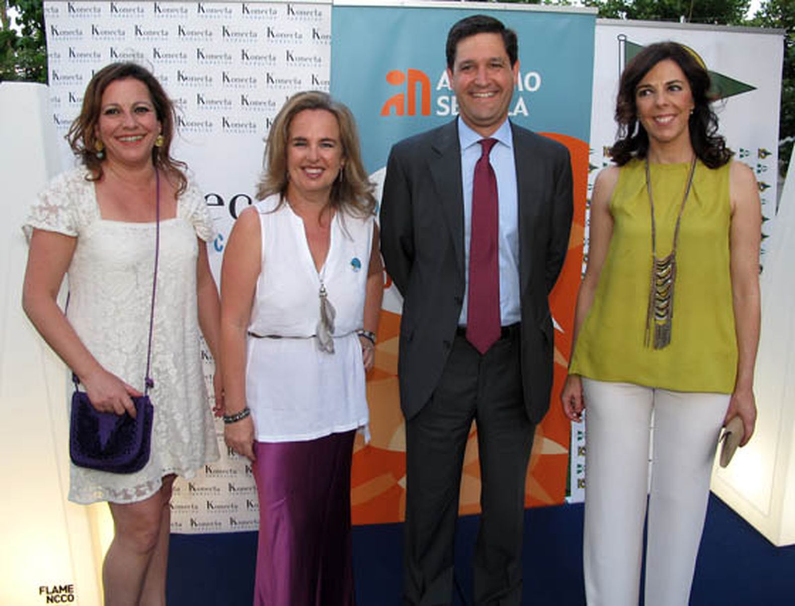 Rocío Rebollo, María Jesús Núñez (gerente) y María Ángeles Maisanaba
(vicepresidenta) de Autismo Sevilla, con Leopoldo Parias, de Deloitte.

Foto: Victoria Ramírez