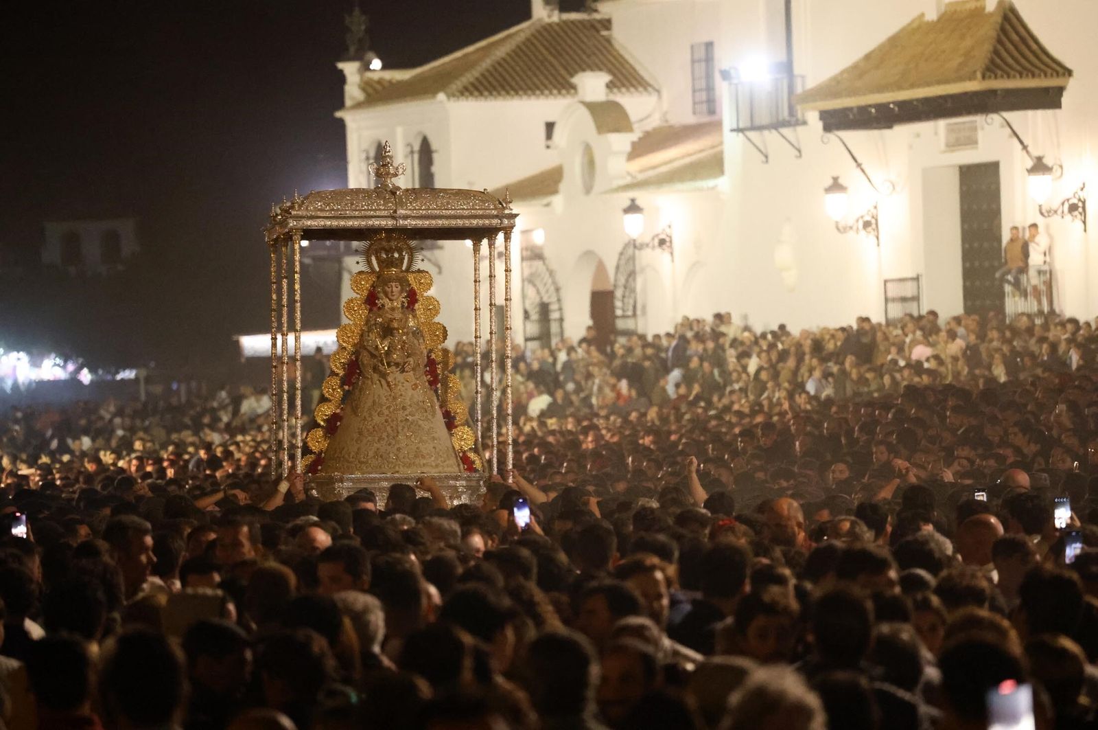 Imágenes de la procesión de la Virgen del Rocío y visita a la casa de Hermandad de Jerez
