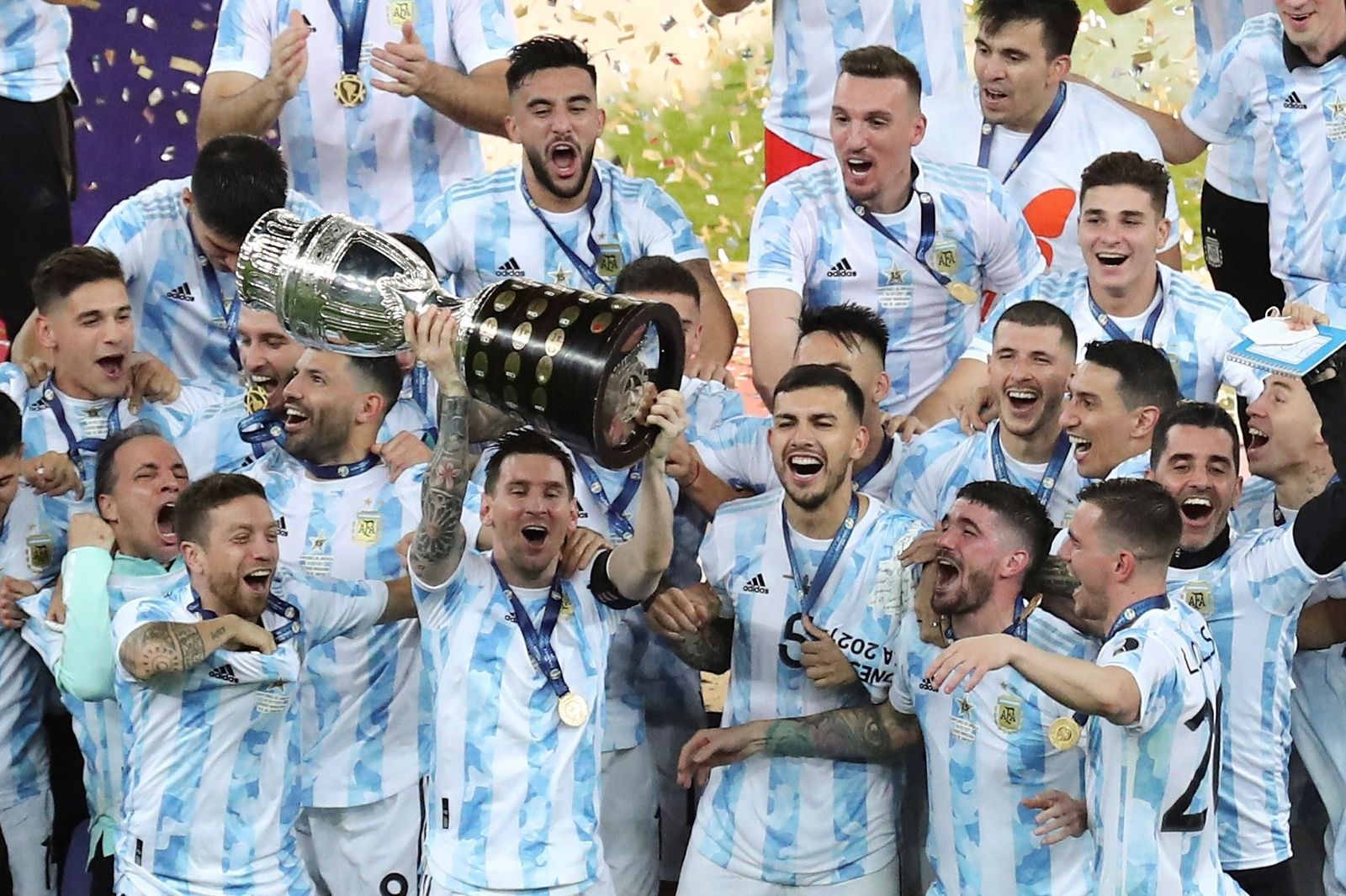 Messi levanta la Copa América con Papu a su lado y Acuña al fondo a la derecha.