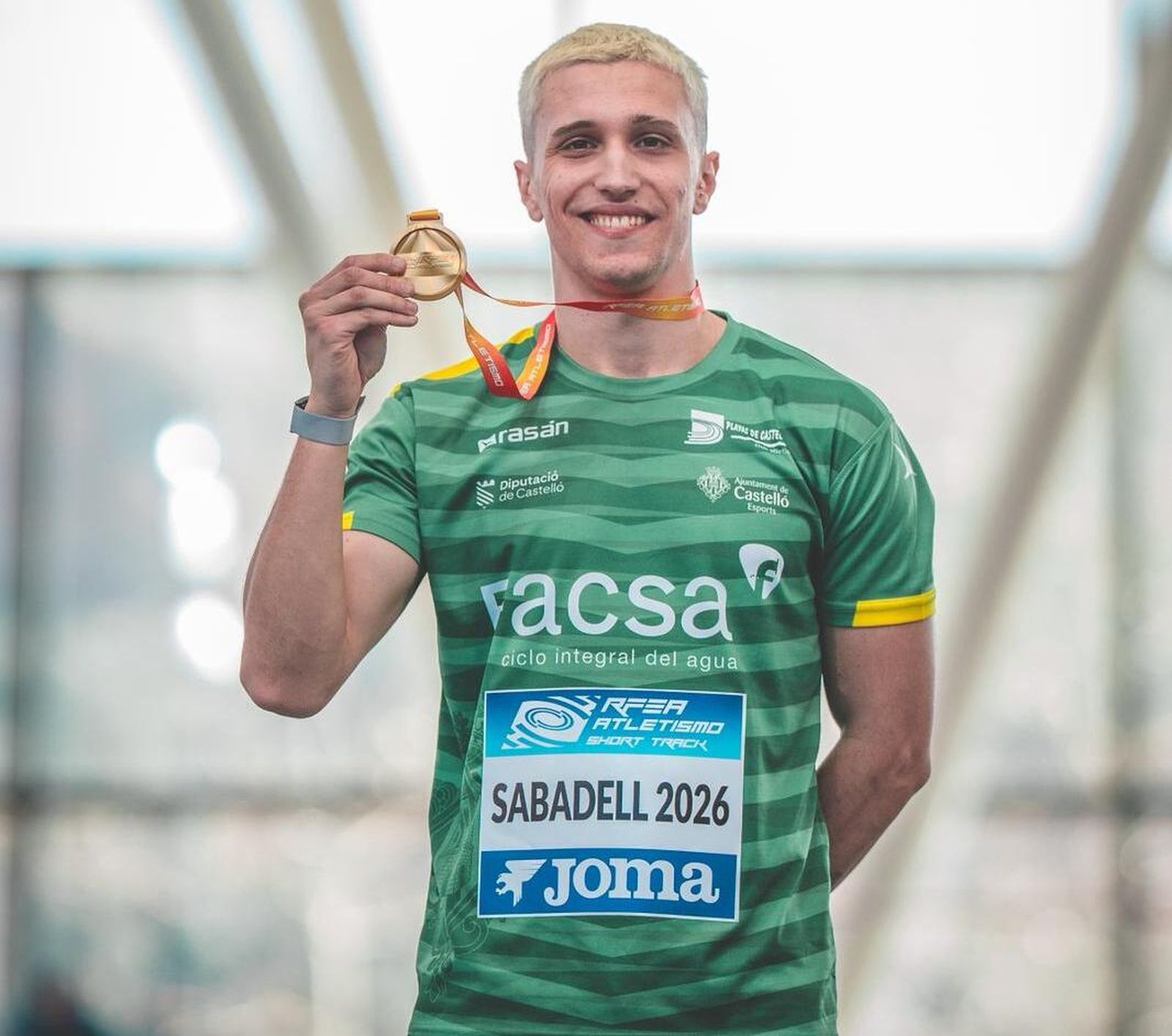 El almeriense subido al podio con el oro conseguido en la competición celebrada en Sabadell.