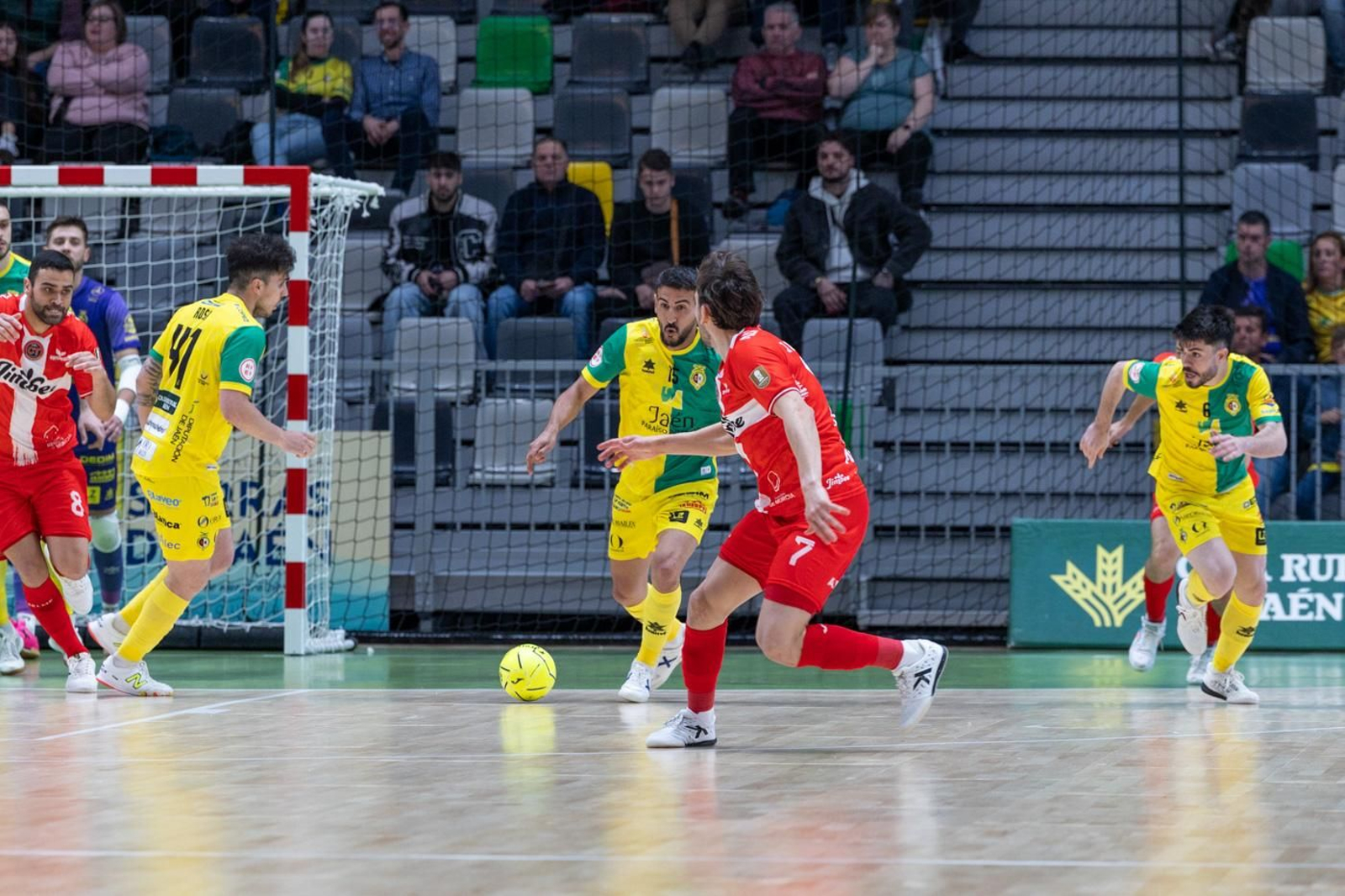 En imágenes: la afición y mejores jugadas del Jaén FS - Jimbee Cartagena
