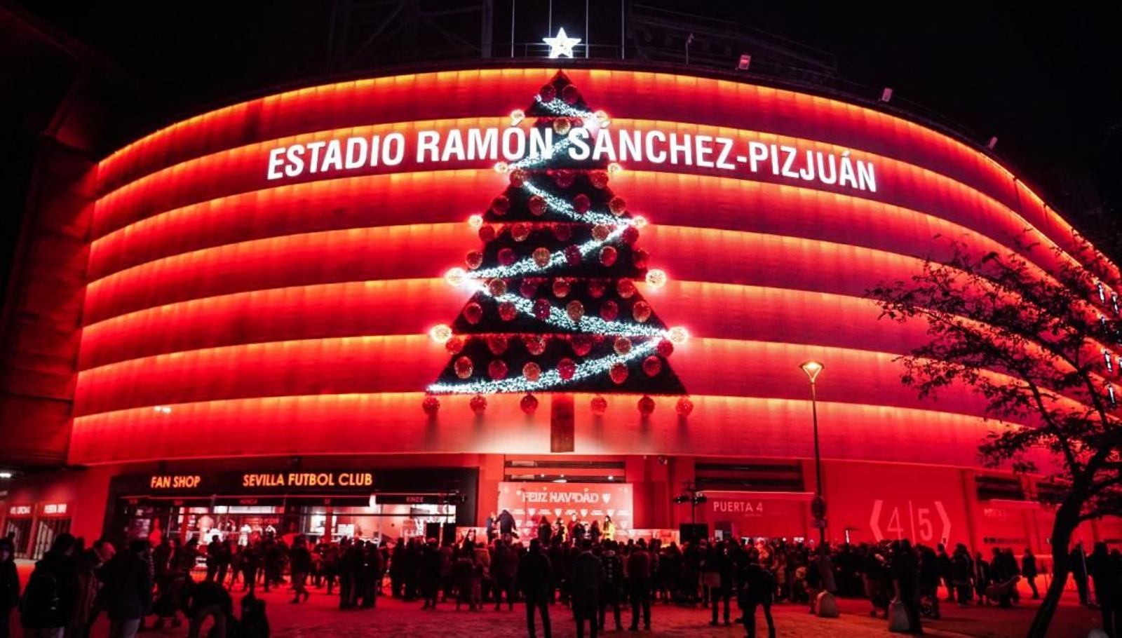 Imagen del árbol de Navidad en la fachada de Gol Sur del Ramón Sánchez-Pizjuán.