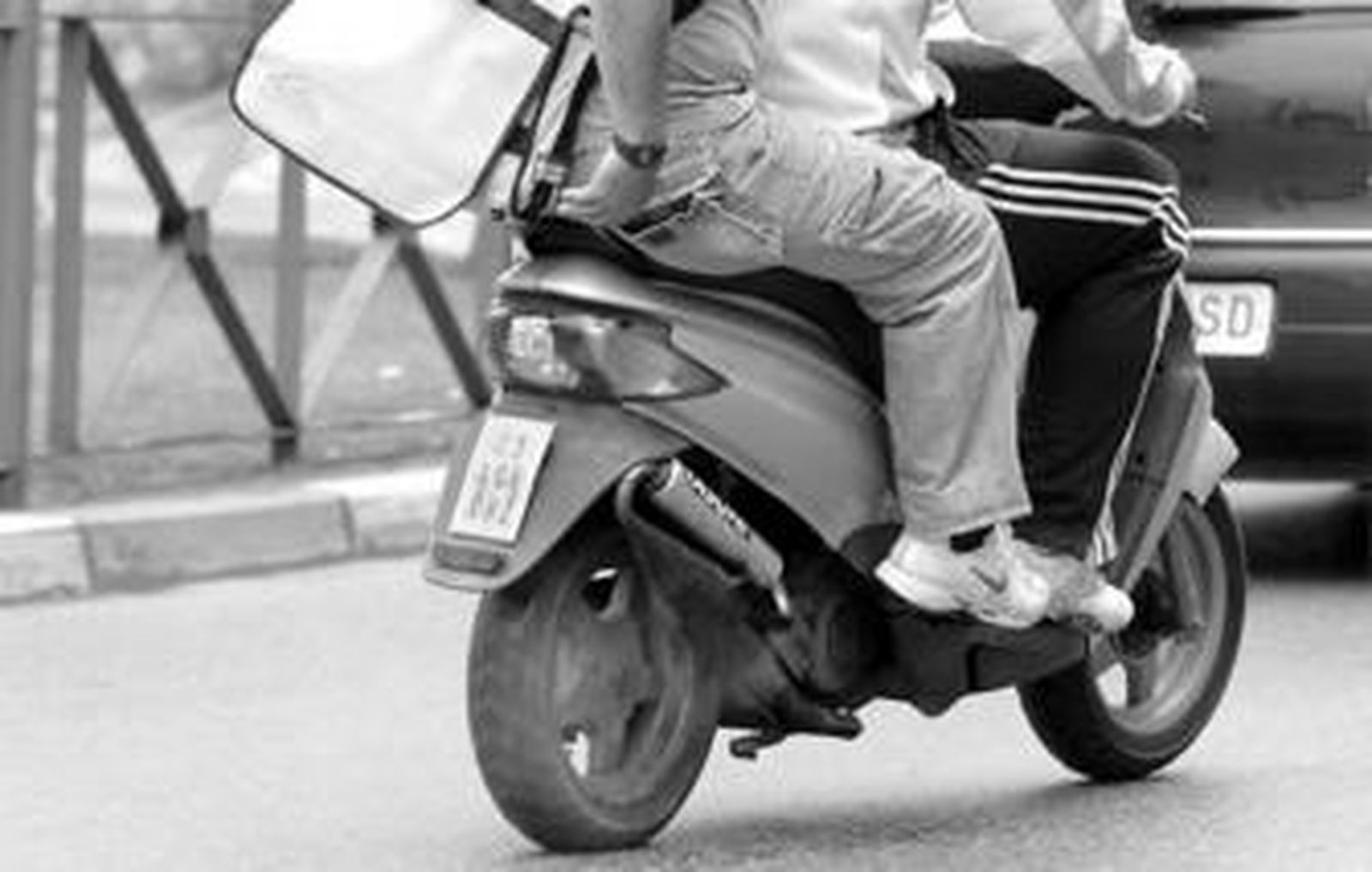 Un ciclomotor circula en la rotonda de Hornos Púnicos, en plena hora punta de tráfico.