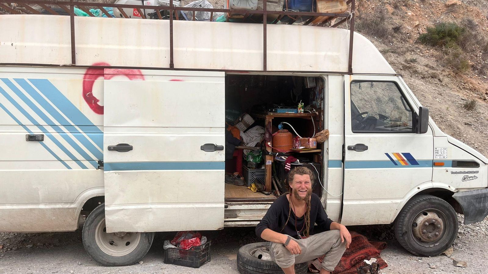 Tom Moreau, un empresario francés, en su caravana