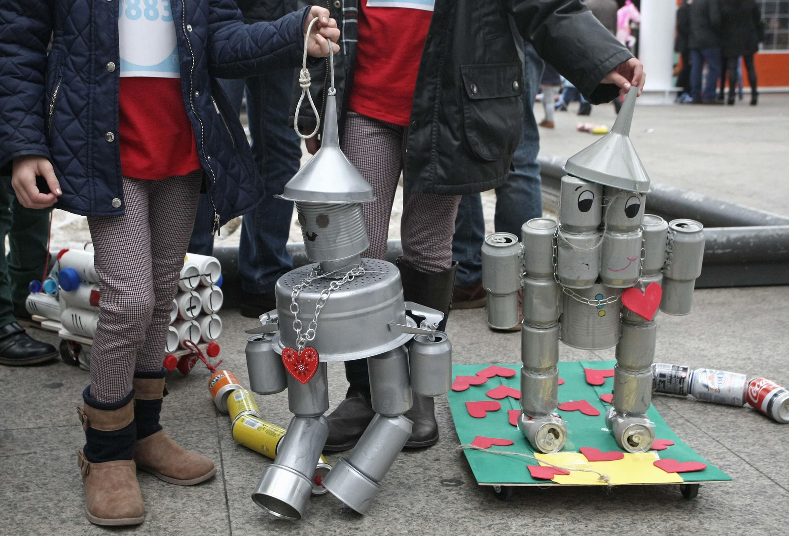El tradicional arrastre de latas en Algeciras