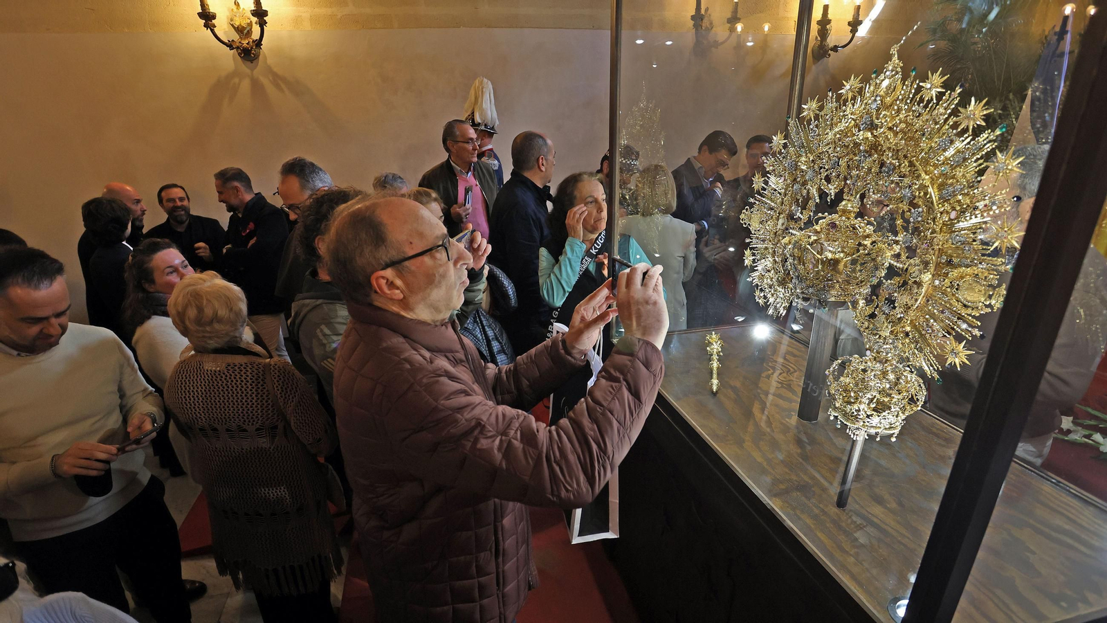 La Corona de la Virgen del Carmen en el Ayuntamiento de Jerez