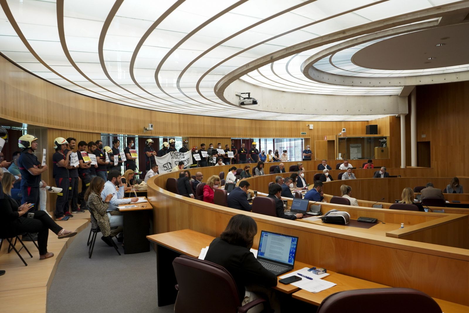 Los bomberos se manifiestan durante la celebración del pleno