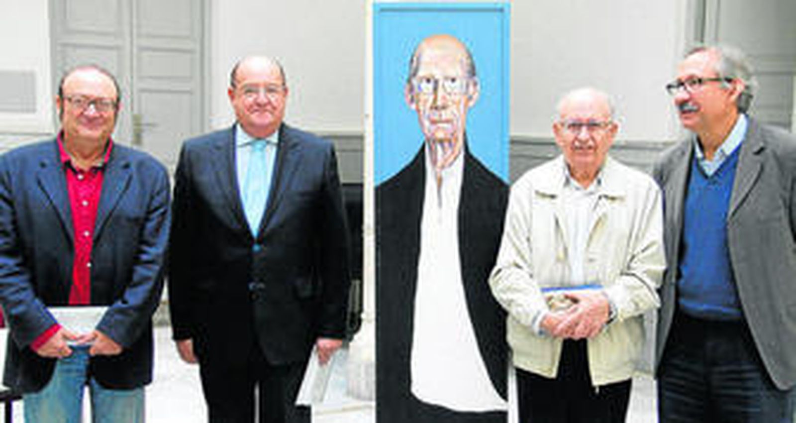 Gregorio Morales, José María Guadalupe, Francisco Gil Craviotto, y Antonio Fernández posan con una de las obras.