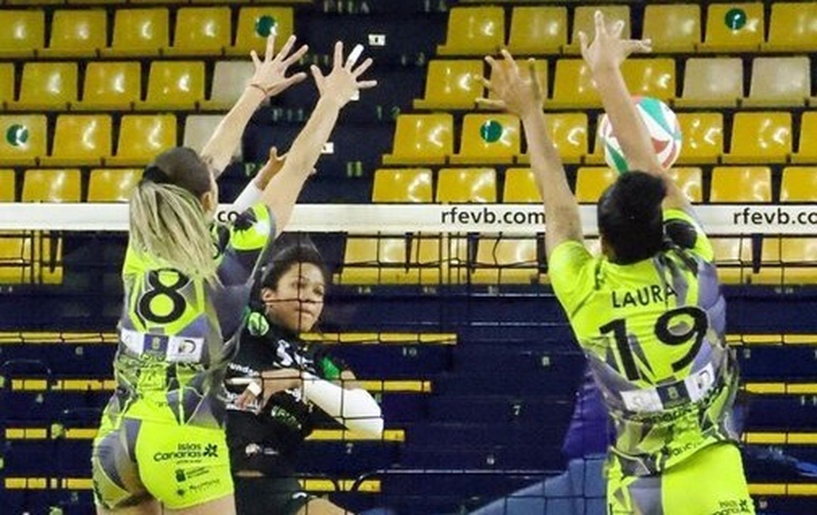 El doble bloqueo del CV Hidramar impide un ataque del Cajasol Voley Dos Hermanas.