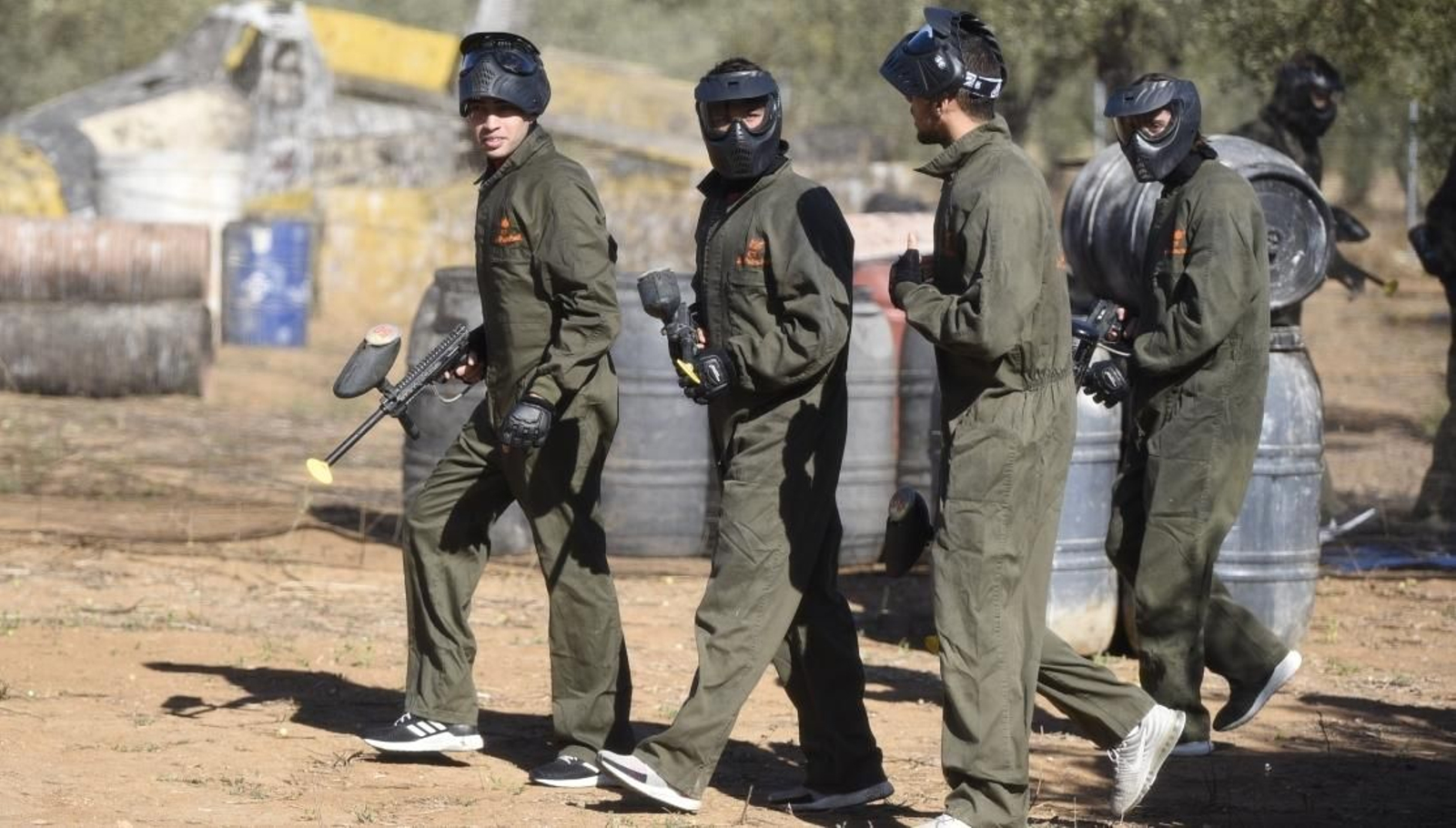 Munir encabeza un grupo de guerrilleros de paintball.