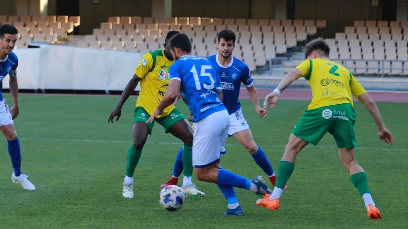 Antonio Jesús se lleva el balón con Yeray siguiéndole.