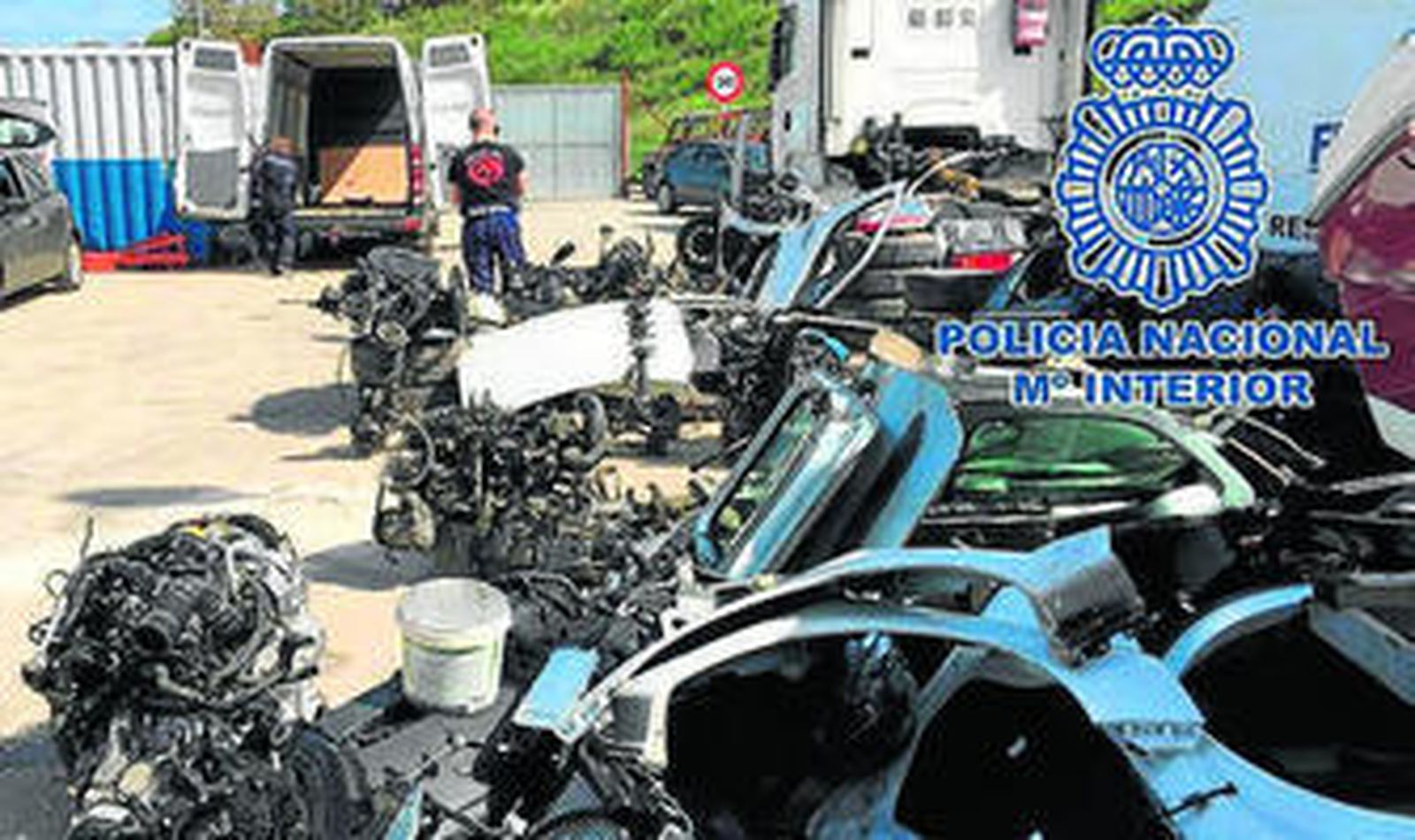 Las piezas de los vehículos halladas en furgonetas en el puerto.