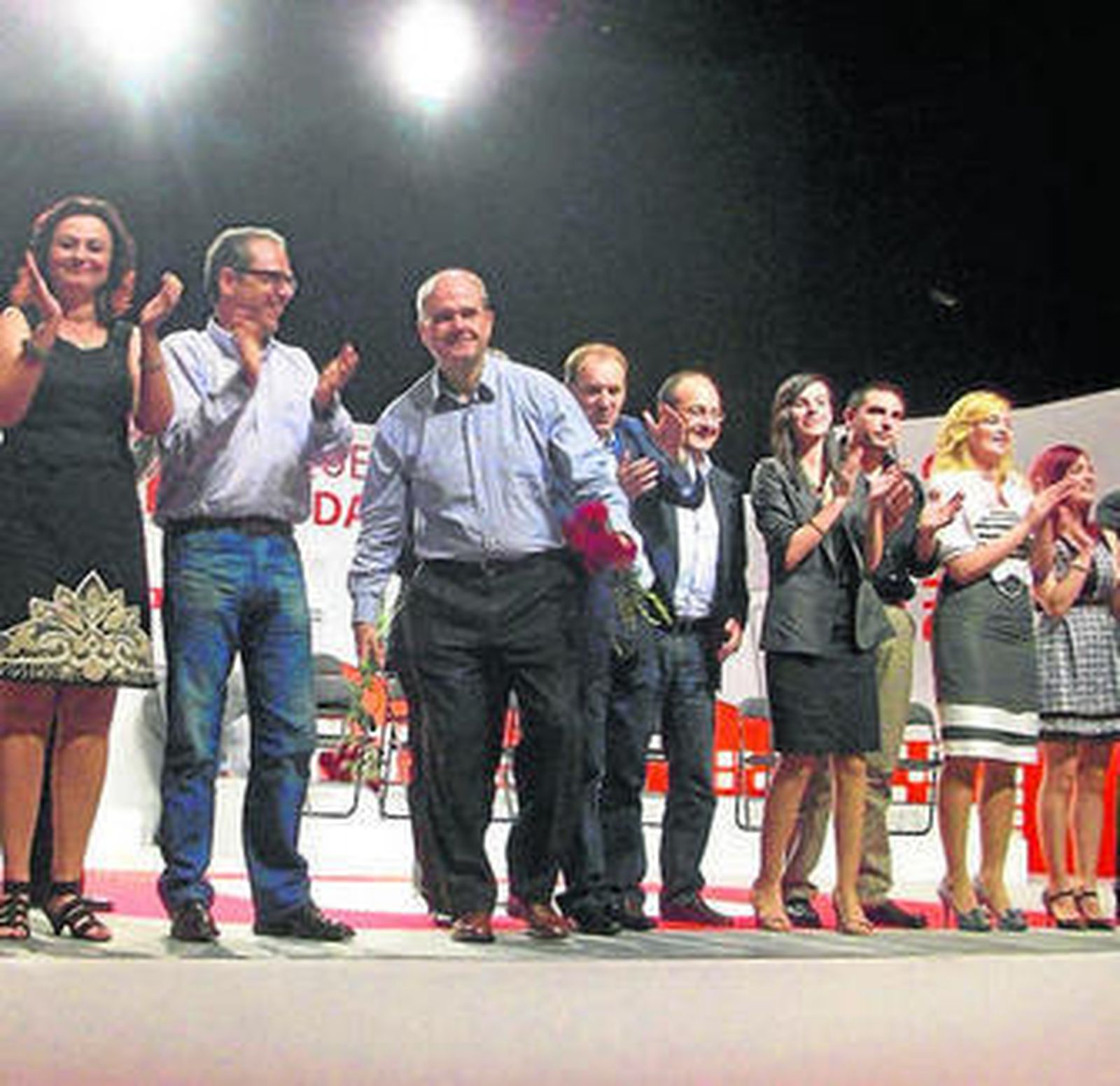 Manuel Chaves al finalizar su mitin en Adra.