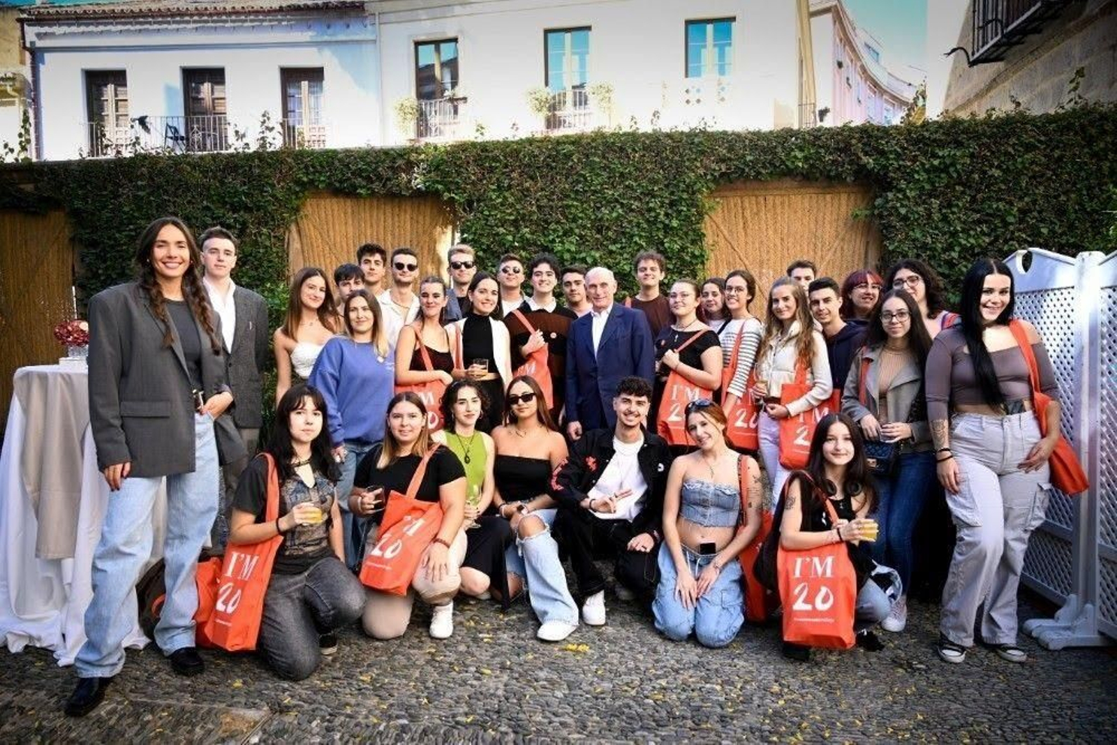 Los jóvenes que cumplen 20 años en el Museo Picasso de Málaga.