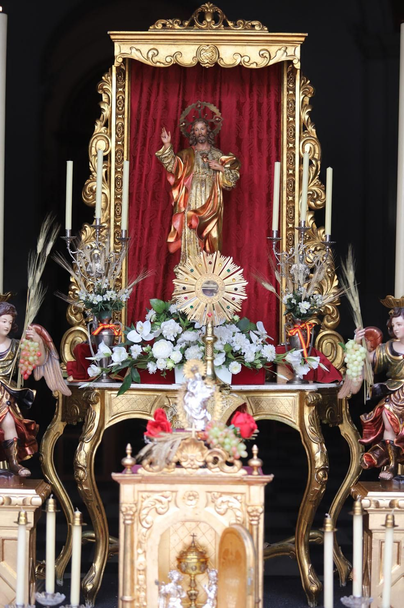 Imágenes del Corpus Christi recorriendo las calles de Huelva