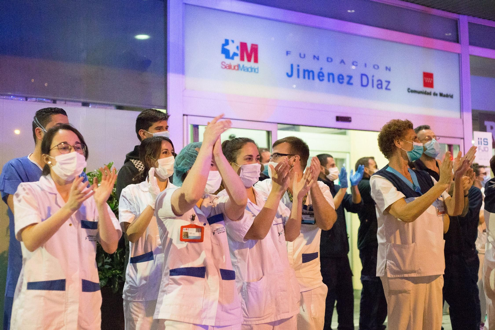 Trabajadores sanitarios aplauden a la salida del Hospital Universitario Fundación Jiménez Díaz en Madrid.