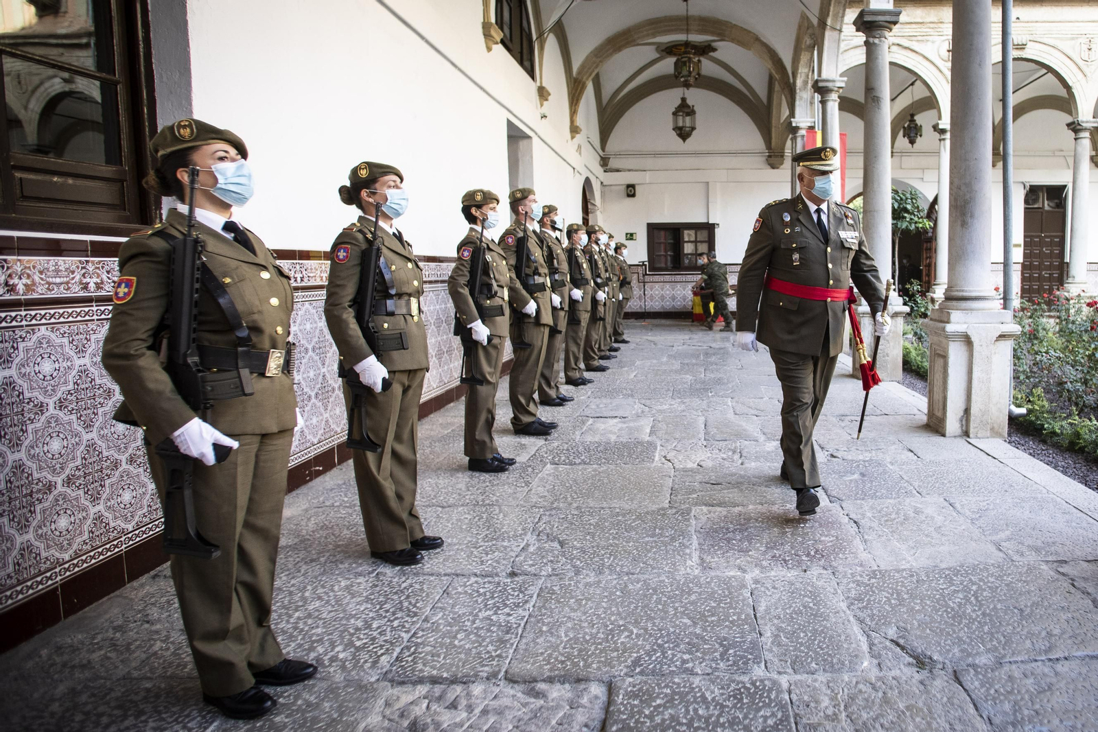 Fotos: la fiesta nacional se celebra en el Madoc de Granada con el izado de la bandera