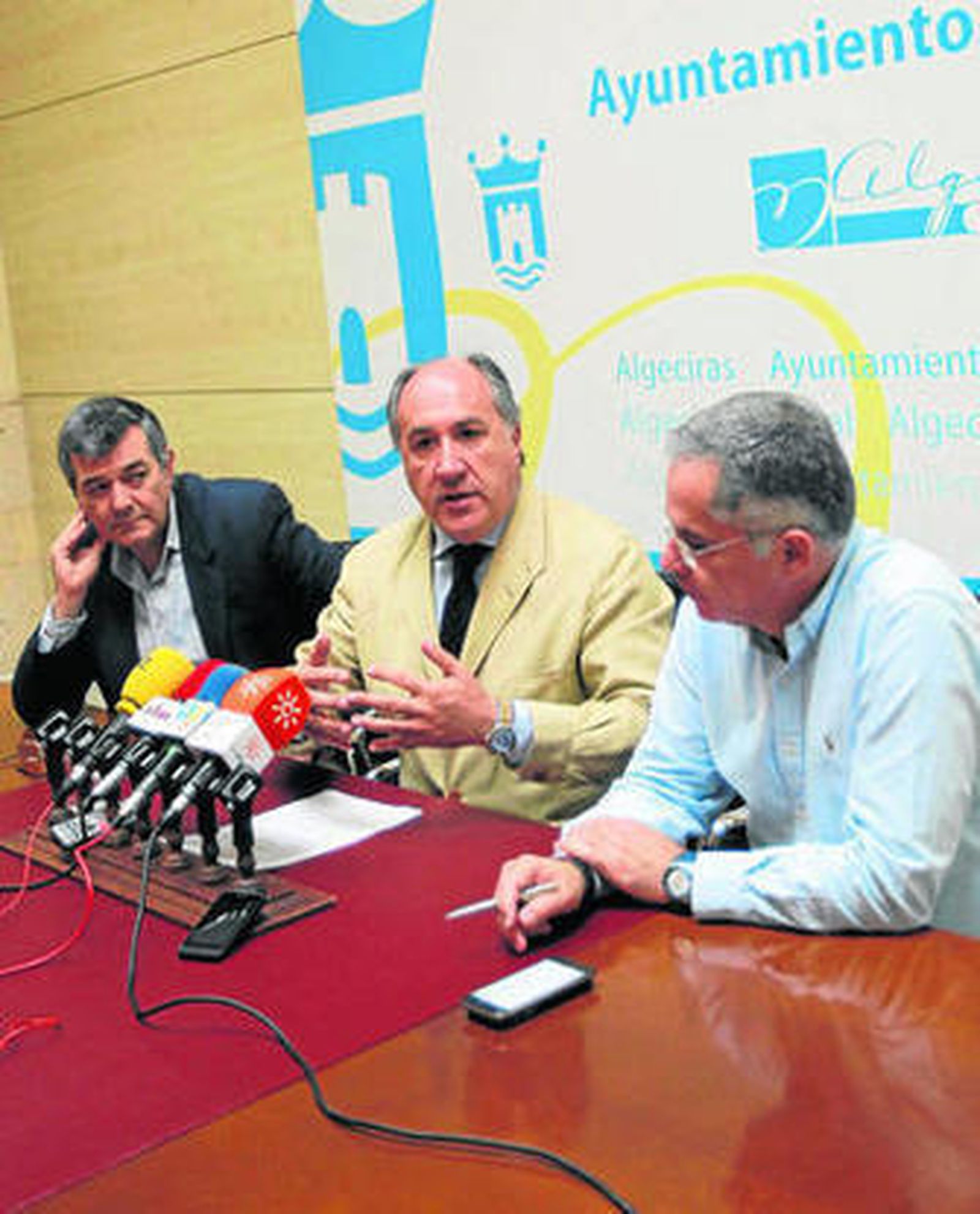 José Ignacio Landaluce entre Luis Ángel Fernández y Jacinto Muñoz, ayer en la sala de Comisiones.
