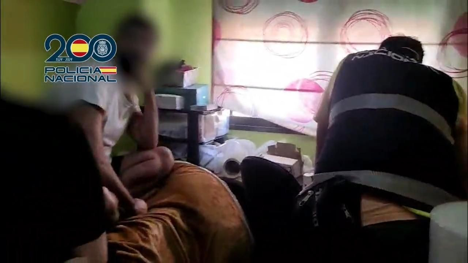 Efectivos policiales identifican los dispositivos de alta gama