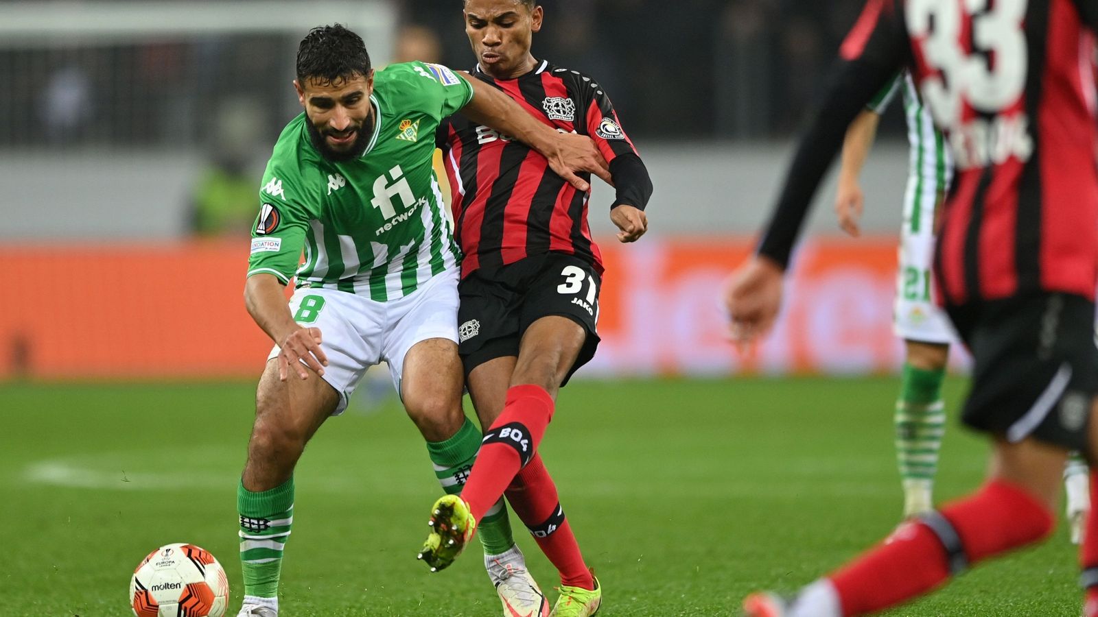 El francés Adli intenta frenar a su compatriota Fekir.