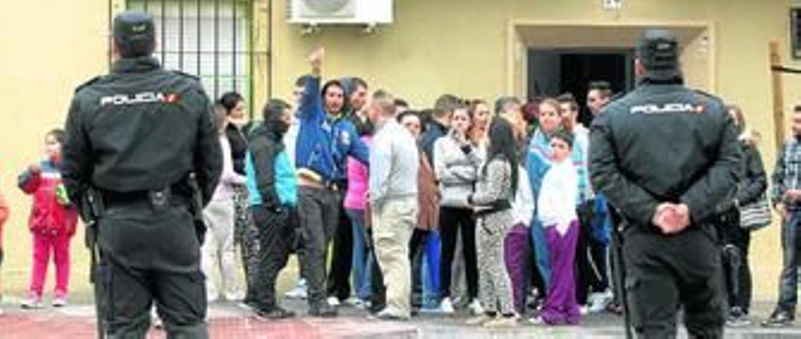 La Policía acordona el acceso a los bloques de Nuevo Amate, ayer por la tarde.