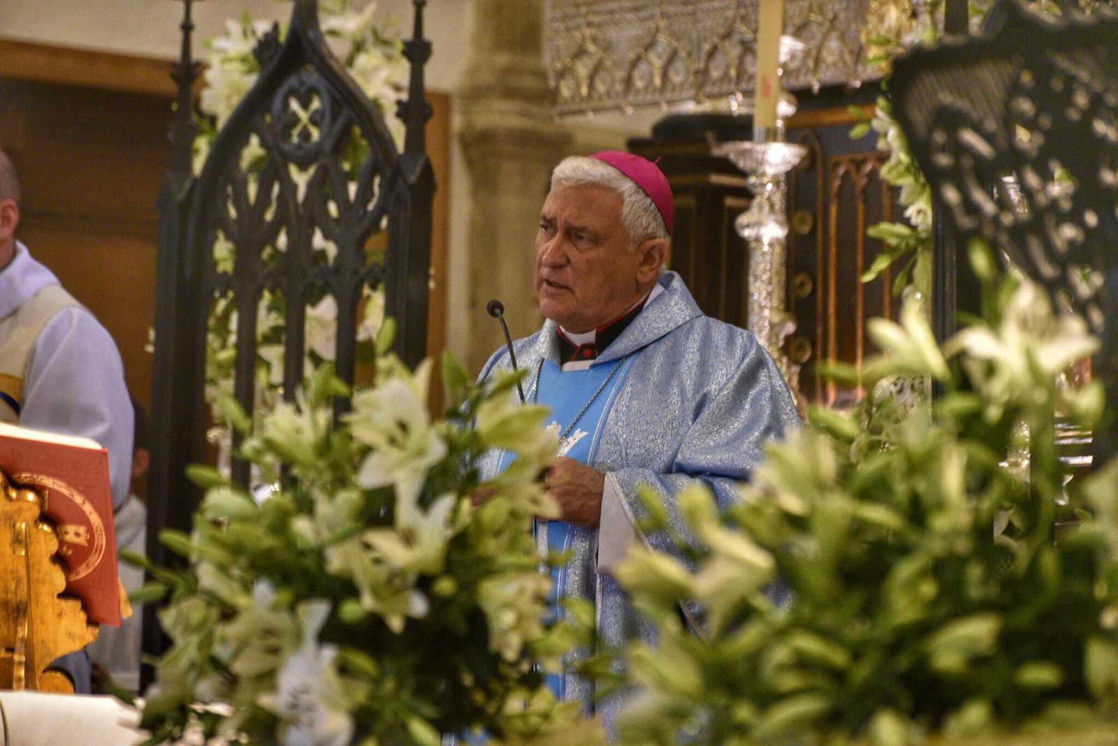 El obispo Rafael Zornoza Boy oficiando una misa en Tarifa.