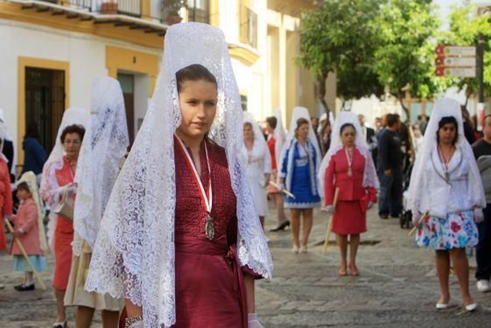 Con motivo de la procesión del Resucitado, ayer pudimos ver en el cortejo casi veinte mujeres ataviadas con mantilla que, como requiere la tradición en este caso, son blancas, y no las de luto que se llevan tanto el Jueves como el Viernes Santo. 

Foto: Juan Carlos Toro