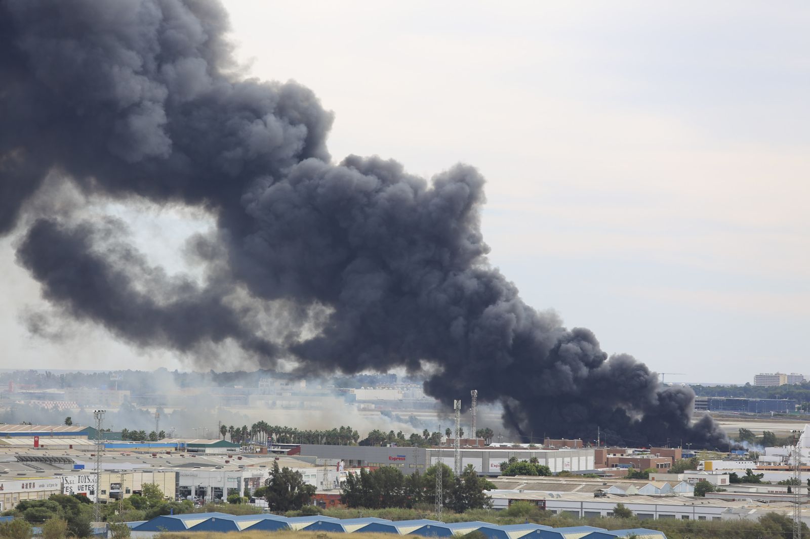 Fotos del incendio de varios vehículos en un aparcamiento de caravanas del polígono Guadalhorce