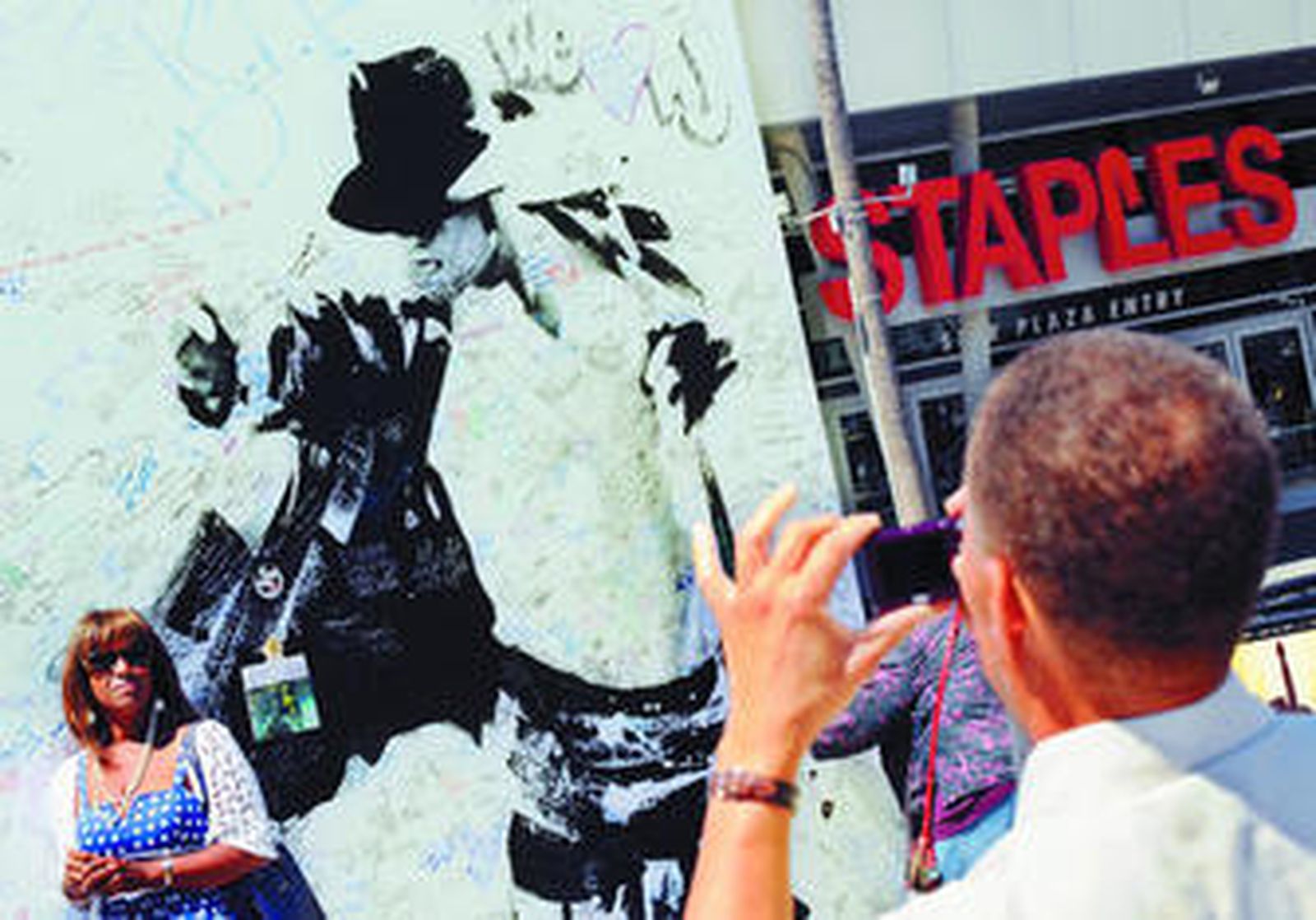 Seguidores de Michael Jackson toman fotografías en el Staples Center de Los Ángeles.