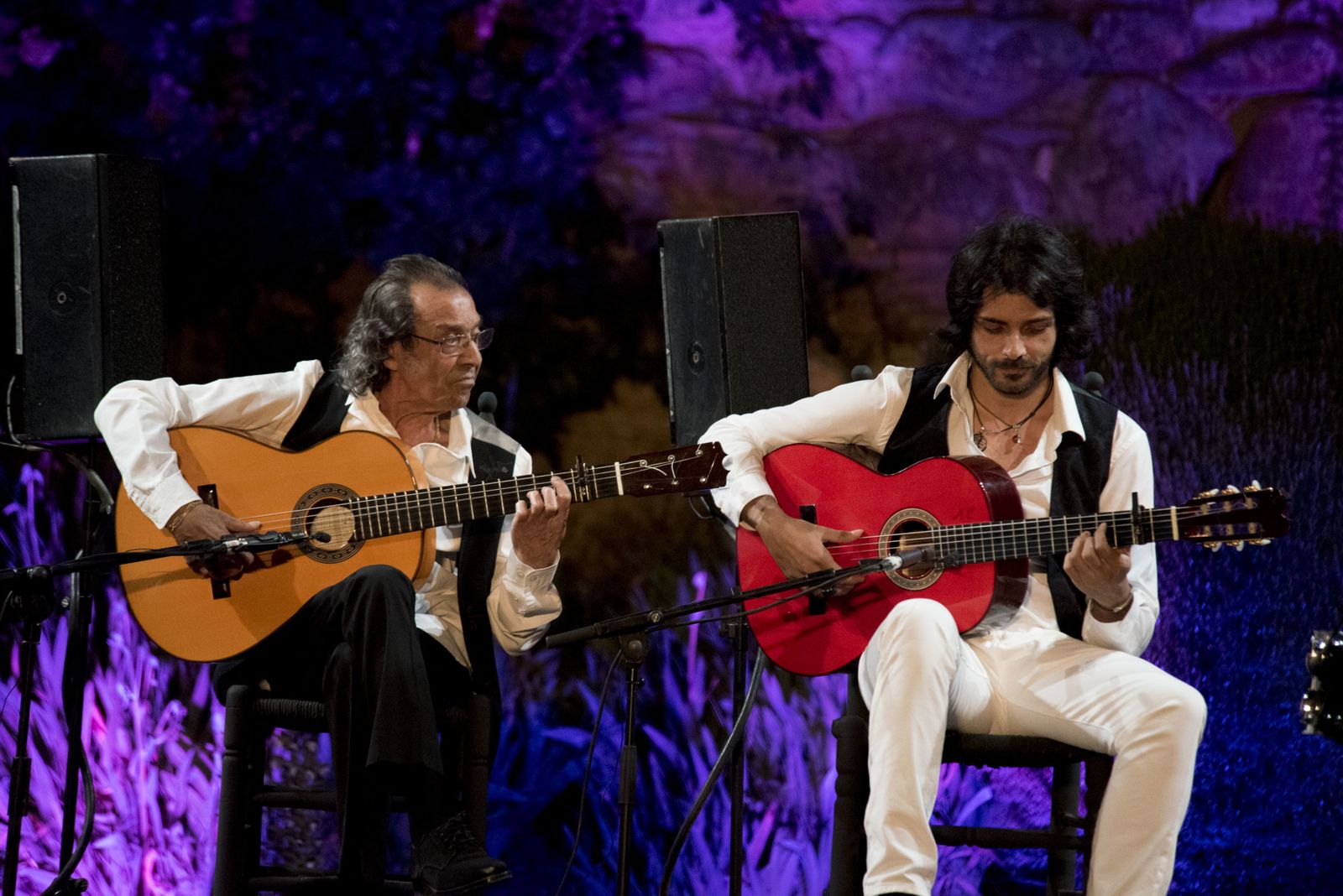 Los Habichuela, tío y sobrino se alzaron sobre la Alcazaba con su espectáculo 'Dos tiempos, dos guitarras', un encuentro que fusionó generaciones de flamenco.