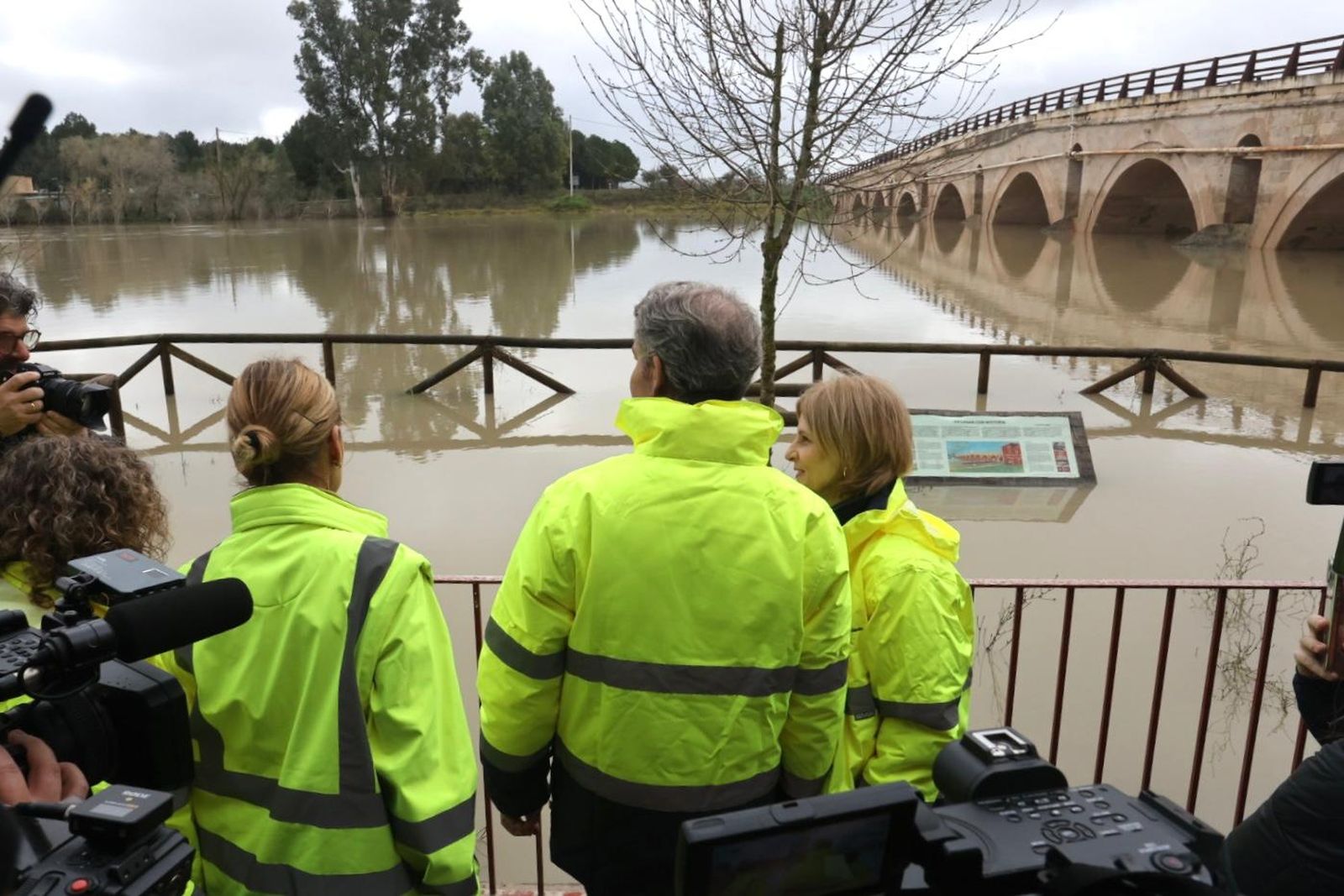Imágenes de la visita de Alberto Núñez Feijóo y Juanma Moreno a las zonas inundadas de Jerez