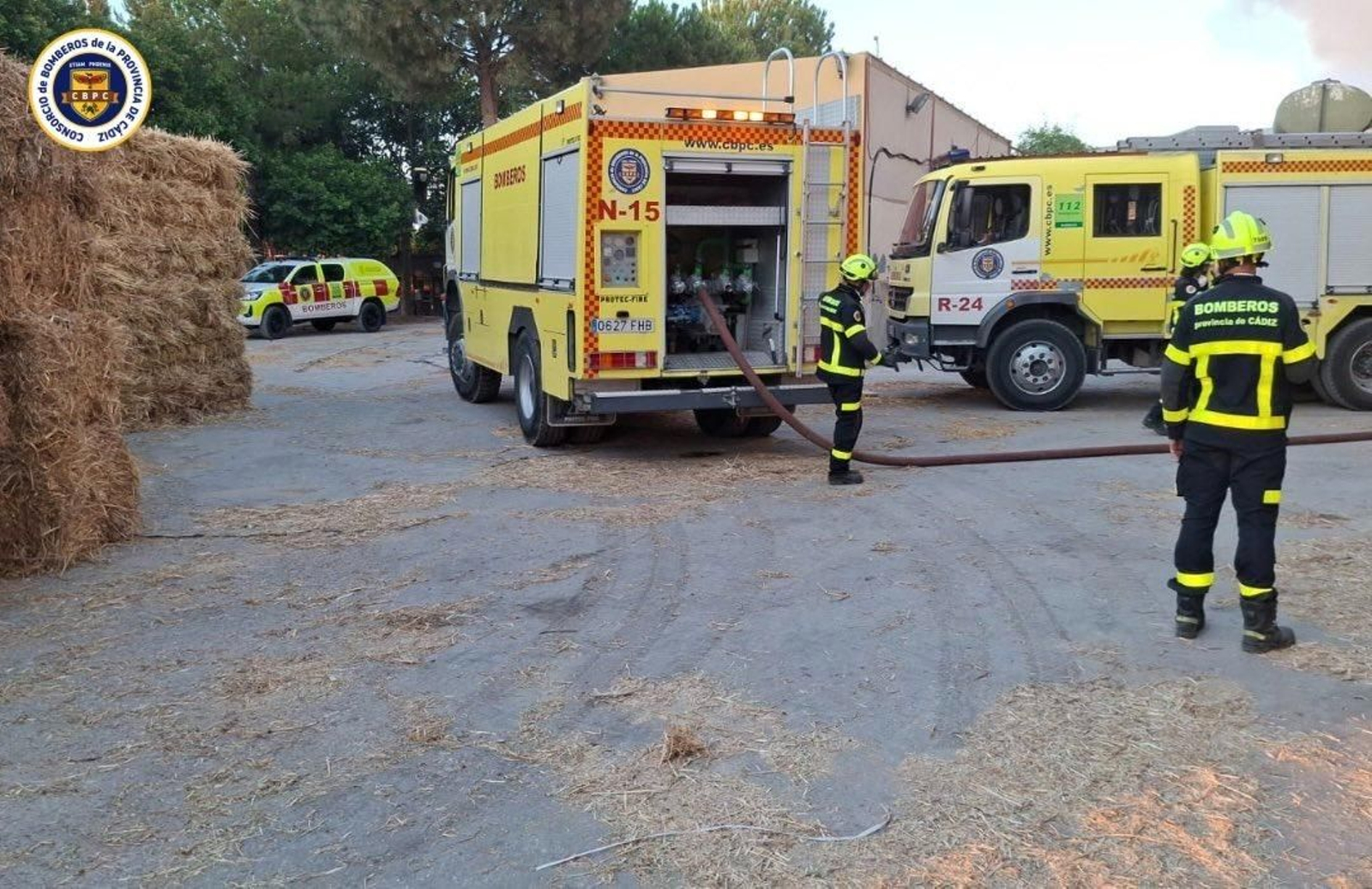 Varios efectivos de bomberos en las tareas de extinción de un incendio.