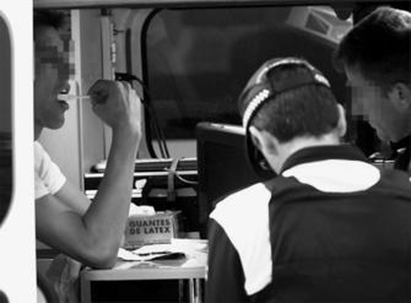 Un joven se somete a la prueba de detección de drogas durante el control que se realizó ayer.