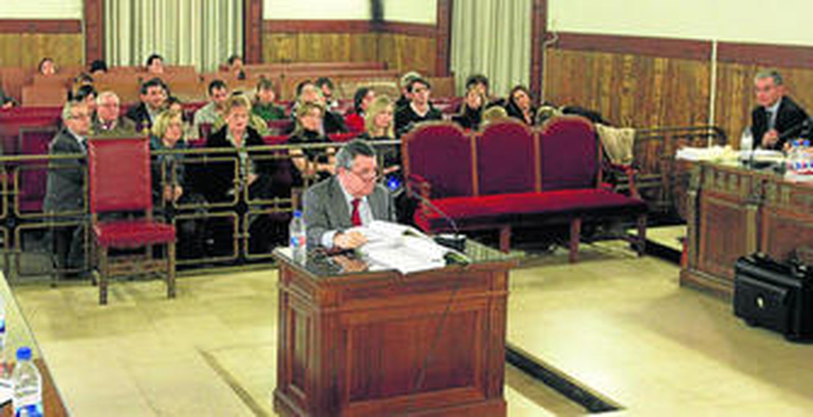 El propietario de la tienda de ropa Forever Young, Eduardo Hinojosa, durante su comparecencia como testigo ayer en la causa de los trajes.