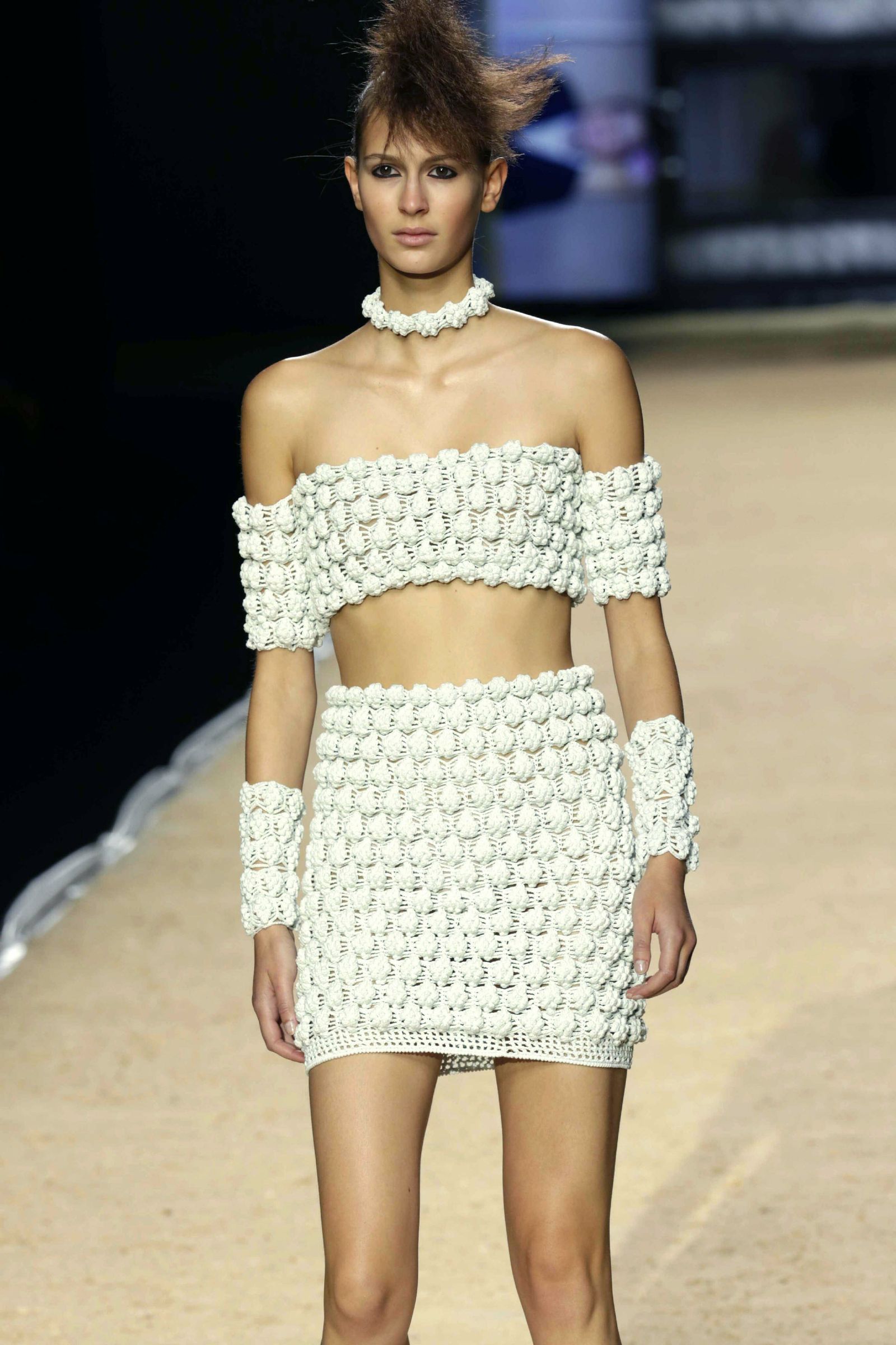 Una modelo, en la Mercedes-Benz Fashion Week Madrid, con un modelo de las monjas de Cumbres Mayores.