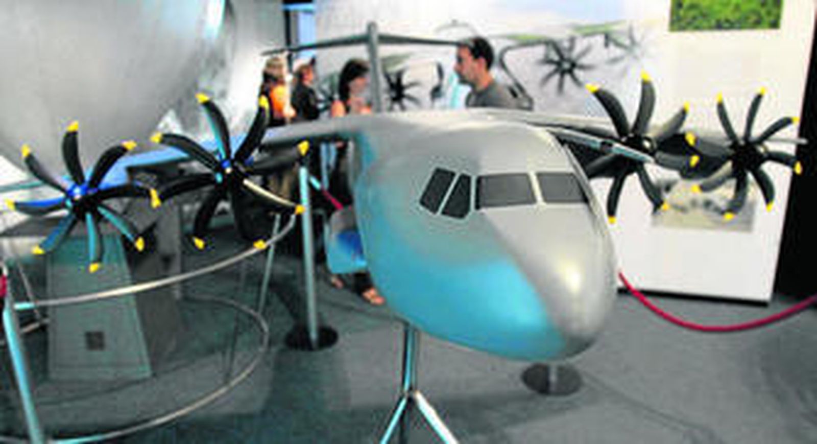 Maqueta de aeronave presente en la carpa de la exposición de la Obra Social La Caixa.